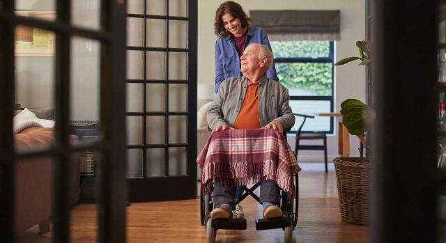 Extremadura establece la organización y funcionamiento del Registro autonómico de personas con especial vinculación a efectos del ISD Extremadura establece la organización y funcionamiento del Registro autonómico de personas con especial vinculación a efectos del Impuesto sobre Sucesiones y Donaciones. Imagen de un señor en silla de ruedas en el salón de su casa