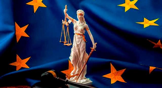 No se opone a la libre circulación de capitales el que sólo las fundaciones residentes quedan sujetas a un impuesto sucesorio sustitutivo No se opone a la libre circulación de capitales cuando para mantener la coherencia del régimen fiscal limitar una ventaja del privilegio de los grupos impositivos a las fundaciones familiares residentes. Imagen de la figura de la justicia sobre la bandera de la UE