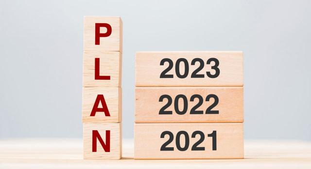 Bizkaia pospone la adhesión voluntaria al sistema Batuz para 2022 y 2023. Ilustración de Texto del PLAN con bloques de construcción de madera de 2023, 2022 y 2021 sobre fondo de mesa