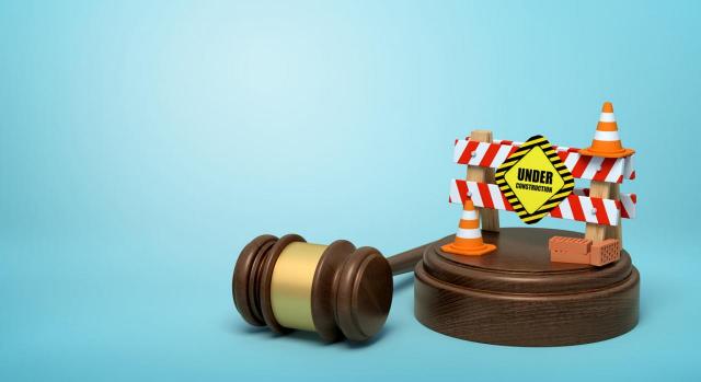 CGPJ: suspensión de actuaciones judiciales no esenciales hasta el 12 de abril CGPJ: suspensión de actuaciones judiciales no esenciales hasta el 12 de abril. Imagen de mazo y señal de construcción