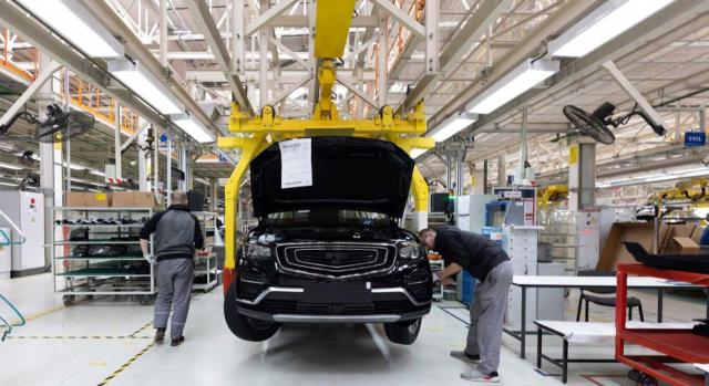 Ajustes de precios de transferencia por reparaciones de vehículos automóviles y su encaje como remuneración por prestaciones de servicios a efectos del IVA Ajustes de precios de transferencia por reparaciones de vehículos automóviles y su encaje como remuneración por prestaciones de servicios a efectos del IVA. Imagen de un coche en fabricación en una cadena de montaje