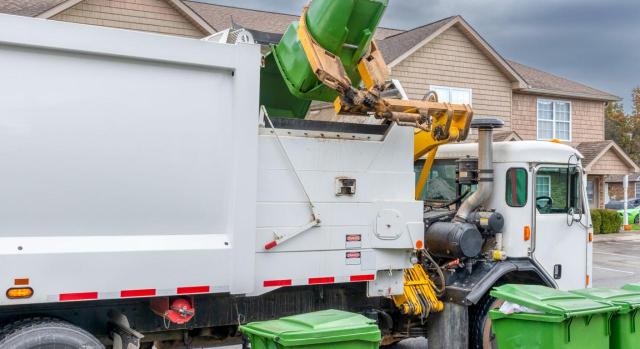 Nulidad de pleno Derecho de la Ordenanza Fiscal reguladora de la Tasa por prestación del servicio de gestión de residuos aprobada en Madrid por defectos en su tramitación. Imagen de un camión de la basura recogiendo contenedores