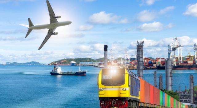 Modificadas las tasas portuaria, aeroportuaria y del sector ferroviario para garantizar la autonomía financiera de la Autoridad Administrativa Independiente para la Investigación de Accidentes ferroviarios, marítimos y de aviación civil. Imagen de una foto en la que aparece un avión, un barco y un tren