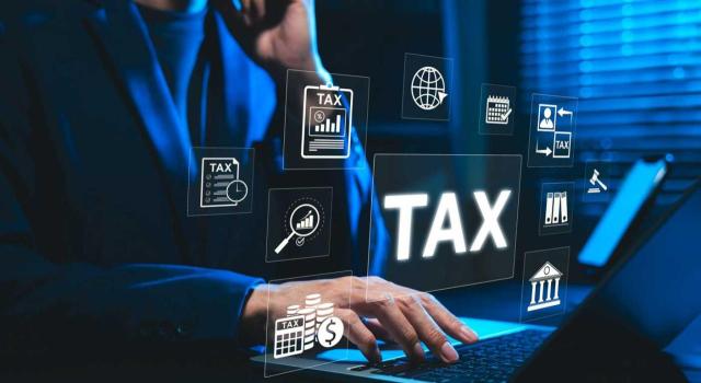 No es válida la revocación tácita de la renuncia al régimen especial simplificado del IVA y al método de estimación objetiva del IRPF. Imagen de un chico con su ordenador con imagenes virtuales exaltando el TAX