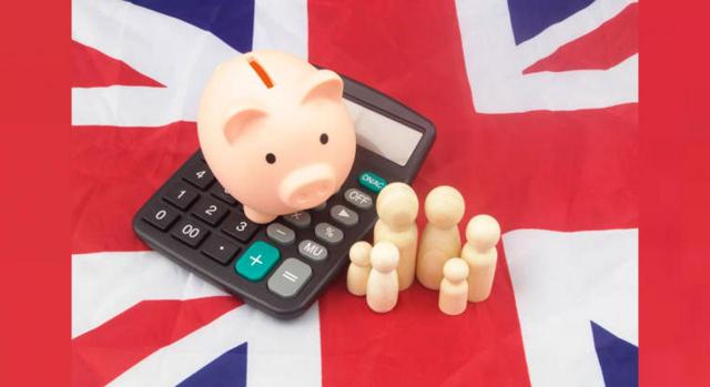 Tax rulings: Reino Unido no concedió ventajas fiscales a determinadas multinacionales entre 2013 y 2018. Imagen de hucha, calculadora y peones sobre la bandera de Reino Unido