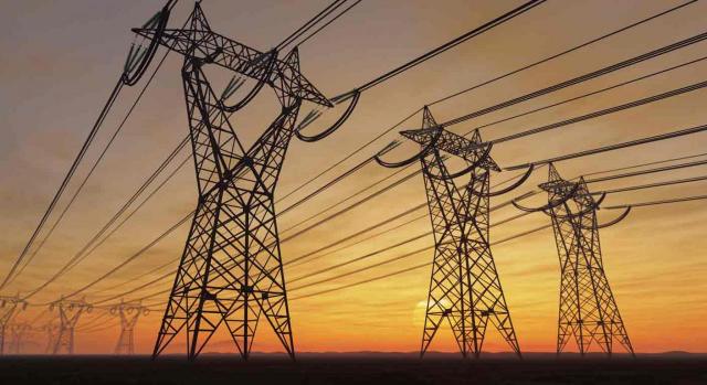 consulta pública producción energía. Líneas eléctricas de alta tensión al atardecer