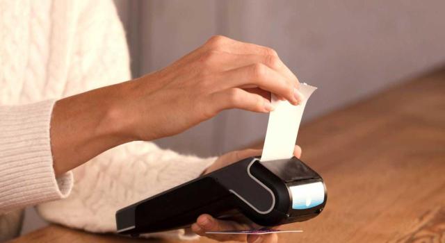 Emitir tickets de caja y estar bajo el régimen de estimación objetiva no exime de la obligación de adaptarse al Sistema Veri*Factu. Imagen de un ticket saliendo de un terminal de pago
