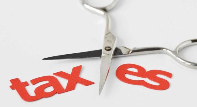 No procede aplicar la deducción por doble imposición por trabajos realizados en Italia al haberse aplicado la exención del artículo 7 p) Ley IRPF y no quedar acreditado si la misma renta ha sido gravada en ambos Estados. Imagen de una tijera cortando la palabra taxes