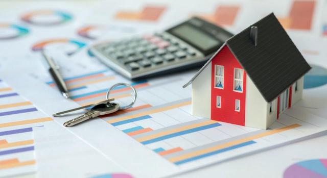 Aplicación del tipo reducido del 2% en TPO para la adquisición de viviendas para su reventa por profesionales inmobiliarios Aplicación del tipo reducido del 2 por ciento en TPO para la adquisición de viviendas para su reventa por profesionales inmobiliarios siempre que se trate de inmuebles susceptibles legalmente de ser destinados a vivienda. Imagen de una casa sobre unos papeles y una calculadora