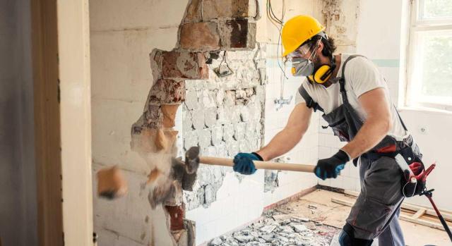El TS reitera su doctrina sobre la necesaria visita interior del inmueble a valorar por el perito, aunque el edificio tenga calificación energética o no sea demolido o no necesite "reformas importantes". Imagen de un joven con un martillo tirando una pared