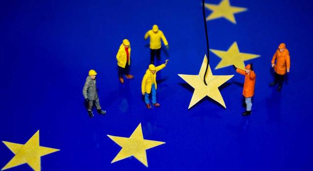 Eurofisc, expertos en la lucha contra el fraude fiscal Eurofisc, la red de los expertos en la lucha contra el fraude de IVA de los Estados miembros de la Unión Europea. Imagen de unos muñecos quitando una estrella de la bandera de la UE