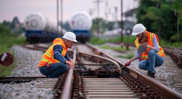 El TS confirma la legalidad de la tasa por dirección e inspección de obras El TS, manteniendo su doctrina, confirma la legalidad de la tasa por dirección e inspección de obras, pues la regulación del Decreto 137/1960 no incumple los principios de reserva de ley y de equivalencia. Imagen de dos trabajadores comprobando las vias del tren