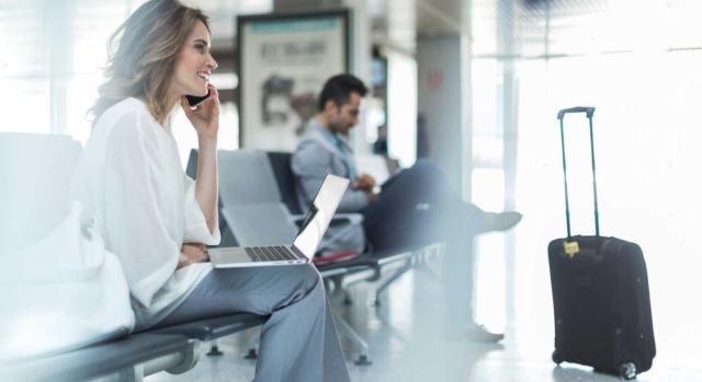 Sociedad española con representante no residente Sociedad española cuyo administrador y representante legal es una persona extranjera no residente en España. Imagen de una chica en un aeropuerto trabajando con su ordenador