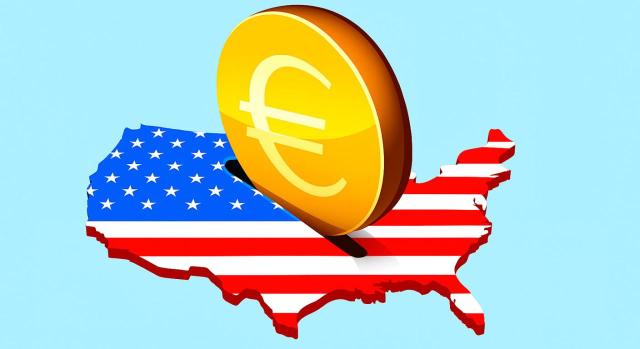 El Transition Tax de EE.UU. no es gasto deducible ni pérdida patrimonial en España. Moneda de euro sobre mapa de EEUU