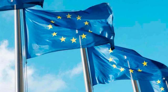 La CE insta a España a la transposición de las normas de transparencia fiscal. Imagen de banderas europeas