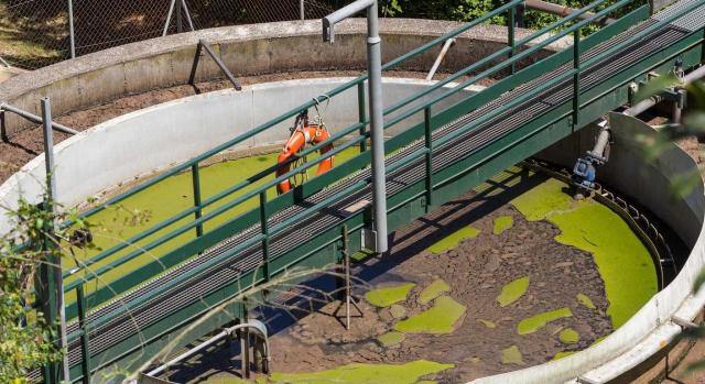 Nulidad de las tasas por el uso privativo o aprovechamiento especial de las instalaciones de red eléctrica que no diferencian entre utilización privativa y aprovechamiento especial El TS reitera su doctrina la nulidad de las tasas por el uso privativo o aprovechamiento especial de las instalaciones de red eléctrica que no diferencian entre utilización privativa y aprovechamiento especial al determinar la carga impositiva. Imagen de una planta de tratamiento de aguas residuales