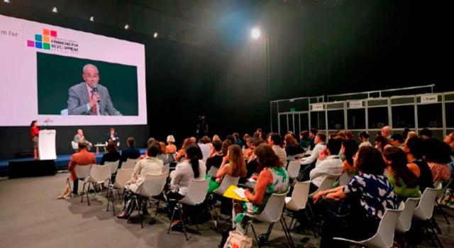 España y Brasil: iniciativa para mayor tributación de los superricos España y Brasil: iniciativa para mayor tributación de los superricos. Sala y pantalla para conferencia con auditorio lleno