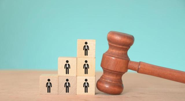 Unos mismos hechos no pueden existir y dejar de existir para los órganos del Estado Unos mismos hechos no pueden existir y dejar de existir para los órganos del Estado. Imagen de cubos pequeños de madera apilados junto a una maza judicial