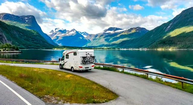 La DGT aclara determinadas cuestiones relacionadas con Aduanas sin carácter vinculante. Autocaravana en carretera paisajística