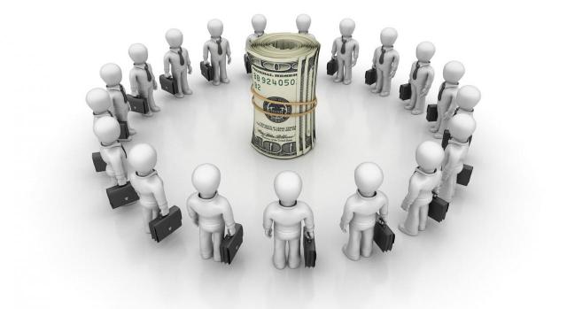 ¿En las operaciones de financiación efectuadas en un sistema de tesorería centralizada (cash pooling) por un grupo societario multinacional, se exige que el tipo de interés de las cantidades aportadas y recibidas sea simétrico? Imagen de un circulo de dibujos de empresarios y en el centro un montón de billetes de dóllar enrrollados