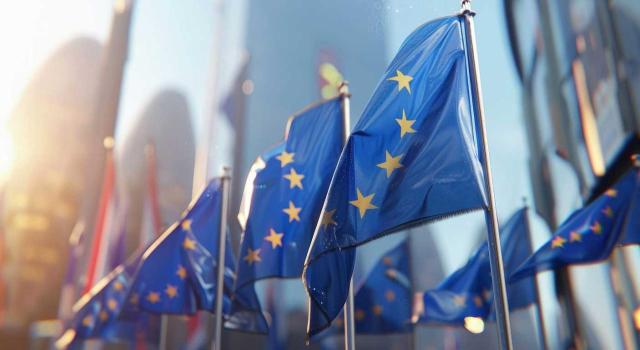 Comisión Europea: paquete de simplificación fiscal Paquete de simplificación fiscal de la Comisión Europea para racionalizar el cumplimiento y mejorar la competitividad del mercado único. Imagen de varias banderas de la UE sobre una mesa