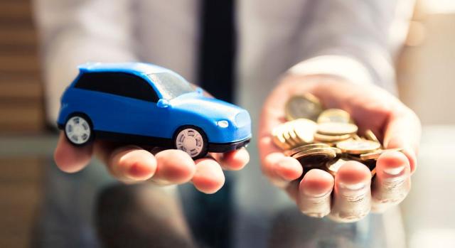 Las rentas en especie se incluyen en las rentas exentas del art. 7 p) Ley IRPF Las rentas en especie se incluyen en las rentas exentas del art. 7 p) Ley IRPF. Un coche en miniatura en una mano y en la otra un puñado de monedas