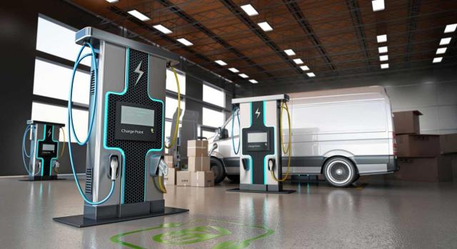 Aplicación de reducciones o exenciones para vehículos pesados de emisión cero nuevos a las tasas por infraestructura y por utilización hasta el 30 de junio de 2031 Prórroga hasta el 30 de junio de 2031 del período durante el que los vehículos pesados de emisión cero pueden beneficiarse de una reducción significativa o exención de las tasas por infraestructura o por utilización. Imagen de una furgoneta cargandose de electricidad