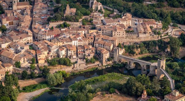 Cataluña adopta medidas tributarias relativas a los municipios rurales. Imagen de la vista aérea de un pueblo de Gerona