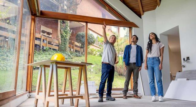 Plazo de finalización de las obras a efectos de aplicar la exención en el IRPF por reinversión El TS deberá aclarar cuál es el plazo para la finalización de las obras en el caso de viviendas en construcción, a efectos de aplicar la exención en el IRPF por reinversión. Imagen de una pareja con el arquitecto de su nueva casa