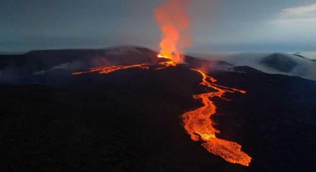 RDL 23/2026: medidas fiscales de apoyo a la isla de La Palma por la erupción volcánica de 2021 Real Decreto-ley 23/2026: medidas fiscales de apoyo a la isla de La Palma por la erupción volcánica de 2021. Imagen de un volcán en erupción