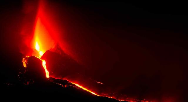 Aplazamiento deudas La Palma. Imagen nocturna de la erupción del volcán en La Palma