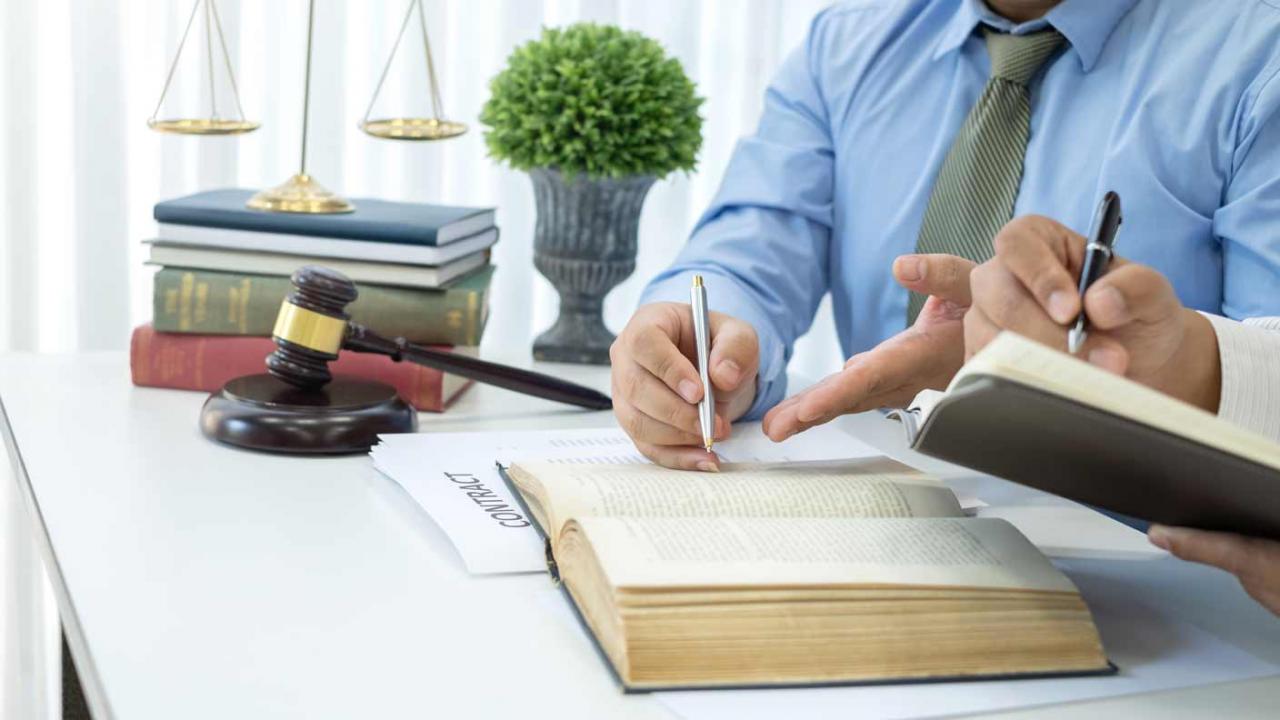 El TS debe resolver si cabe una nueva reclamación contra la liquidación del IIVTNU por motivos distintos TS, segunda, rectificación, plusvalía, IIVTNU. Imagen de juez enseñandole algo a otro en un libro